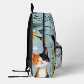 Smiling Calico Cat in Blooming Garden Bedrukte Rugzak (Links)