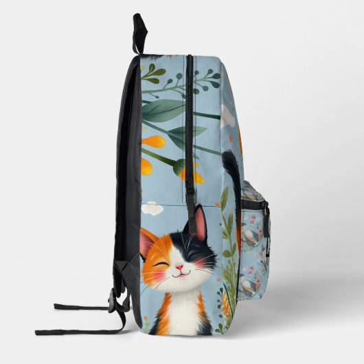 Smiling Calico Cat in Blooming Garden Bedrukte Rugzak (Links)