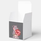 Smiling cartoon hippo holding a huge bouquet bedankdoosjes (Geopend)