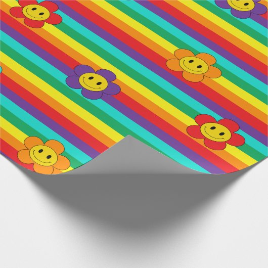 Smiling Emoji Daisies on Rainbow Stripes Cadeaupapier (Hoek)