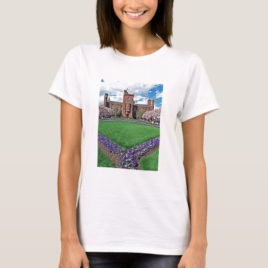 Smithsonian Castle en Haupt Garden T-shirt (Voorkant)
