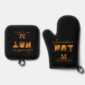 SMOKIN HOT Monogram Naam BBQ Ovenwant & Pannenlap Set (Voorkant)
