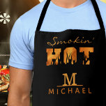 SMOKIN HOT Monogram Naam BBQ Roker Schort<br><div class="desc">Gepersonaliseerde BBQ grill of roker schort voor het SMOKIN' HOT man weet je. Brand en vlammen typografie ontwerp met monogram en naam tegen een bewerkbare zwarte achtergrond. Neem contact op met de ontwerper via Zazzle Chat of makeitaboutyoustore@gmail.com als u dit ontwerp wilt aanpassen, op een ander product of als u...</div>