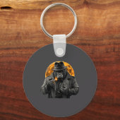Smoking Gorilla In Trench Coat With Orange Moon Ar Sleutelhanger (Voorkant)
