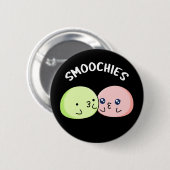 Smoochies Grappig zoenen Mochi Pun Donker BG Ronde Button 5,7 Cm (Voorkant /achterkant)
