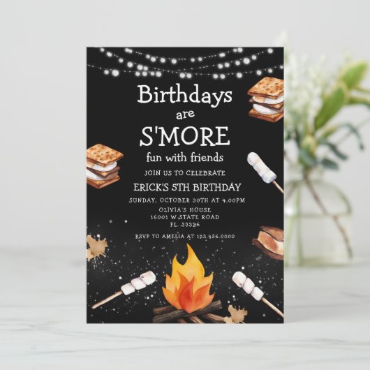 S'more Camping Bonfire Verjaardagsuitnodiging Kaart (Staand voorkant)