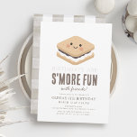 S'more Fun Kawaii Kids Verjaardag Kaart<br><div class="desc">Deze schattige en kawaii "S'more Fun" verjaardagsuitnodiging van het kind heeft een s'more met een lachend gezicht. De achterkant heeft een witte achtergrond met lichtbruine gingham plaid. Personaliseer voor uw behoeften. Meer overeenkomende producten vind je in mijn winkel.</div>