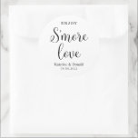 S'more Love Wedding Classic Round Sticker<br><div class="desc">Meer liefde. Voeg een leuke kleur en unieke stijl toe aan je bruiloft of vrijgezellenfeest. Een vrijgezellenfeest-gunsttas is een geweldige aanvulling op partijplanning. Deze unieke tassen zullen gemakkelijk als geschenk worden gebruikt en kunnen als een mooie decoratie dienen op je trouwreceptie of vrijgezellenfeest. Het perfecte hoopje voor je gasten!</div>