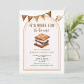 Smores Camping Arch 1e verjaardag uitnodiging (Staand voorkant)