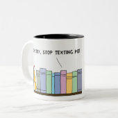 Sms'en op de boekenplank zwart tweekleurige koffiemok (Voorkant links)