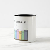 Sms'en op de boekenplank zwart tweekleurige koffiemok (Center)