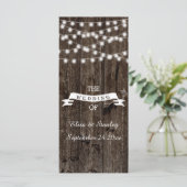 Snaar van lichten op oud houten huwelijksprogramma programmakaart (Staand voorkant)