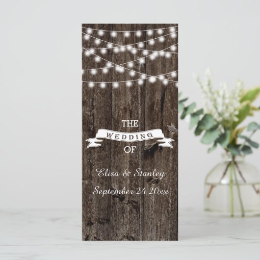 Snaar van lichten op oud houten huwelijksprogramma programmakaart (Staand voorkant)