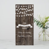 Snaar van lichten op oude houten trouwmenukaart menu (Staand voorkant)