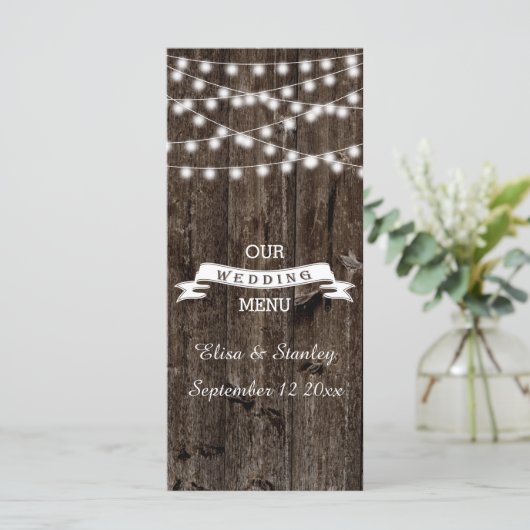 Snaar van lichten op oude houten trouwmenukaart menu (Staand voorkant)