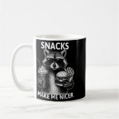 Snacks Make Me Nicer Funny Raccoon Sarcastic Anima Koffiemok (Links)