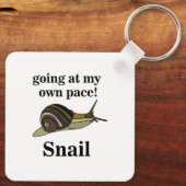 Snail Going op mijn eigen tempo Grappige slak Sleutelhanger (Achterkant)