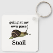 Snail Going op mijn eigen tempo Grappige slak Sleutelhanger (Achterkant)