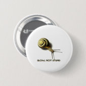 SNAIL MET CAPTIE VAN JUNGLEWALK.COM RONDE BUTTON 5,7 CM (Voorkant /achterkant)