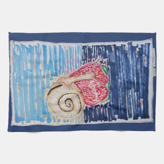 Snail on the Strawberry Theedoek (Horizontaal)