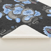 Snakes and blue roses sherpa deken (3/4)