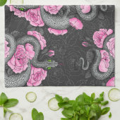 Snakes and pink roses theedoek (Gevouwen)