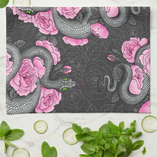 Snakes and pink roses theedoek (Gevouwen)