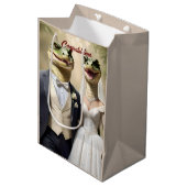 Snapping Up Love: een krokodillenhuwelijk Medium Cadeauzakje (Voorkant Gekanteld)