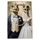 Snapping Up Love: een krokodillenhuwelijk Medium Cadeauzakje (Voorkant)