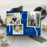 Snapshot Modern JOY Holiday 3-fotokaart Feestdagenkaart<br><div class="desc">Deze moderne feestelijke fotokaart bevat drie foto's in verschillende formaten op een leuke blauwe achtergrond met "JOY" in aqua die goed is geregeld, en ruimte voor uw familiebegroeting/handtekening. Dit ontwerp past één horizontale foto, één vierkante foto, en één verticale foto aan. Op de achterkant is er een aqua en wit...</div>
