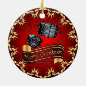 Snare Drums ~ Musical Scroll ~ Merry Kerstmis ~ Keramisch Ornament (Achterkant)