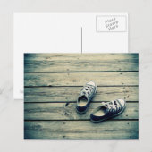 SNEAKERS OP EEN PIER BRIEFKAART (Voorkant / Achterkant)