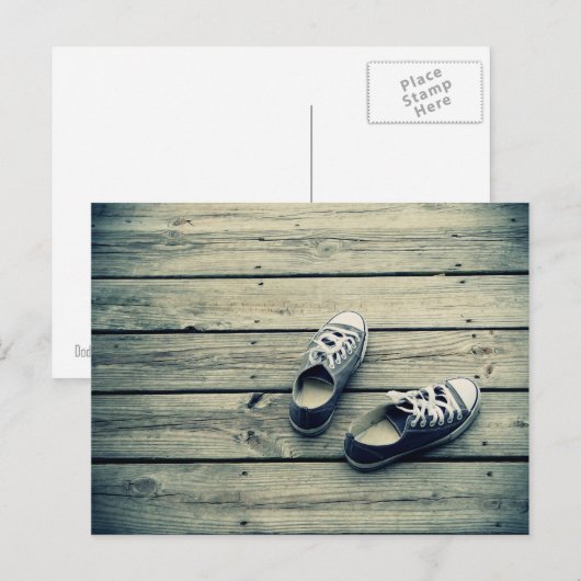 SNEAKERS OP EEN PIER BRIEFKAART (Voorkant / Achterkant)