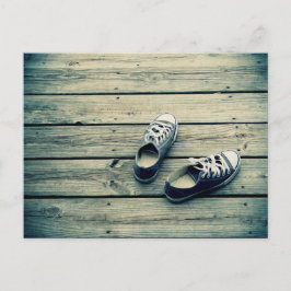 SNEAKERS OP EEN PIER BRIEFKAART