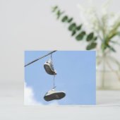 SNEAKERS OP EEN STROOMLIJN BRIEFKAART (Staand voorkant)