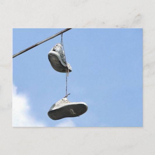 SNEAKERS OP EEN STROOMLIJN BRIEFKAART (Voorkant)