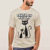 Sneaky Smiles: Black Kitten met haar speelse compa T-shirt (Voorkant)