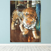 Sneaky Tiger Canvas Afdruk (Insitu (Houten vloer))