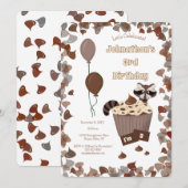 Sneaky Wasbeer & Chocolade Cupcake Verjaardag Kaart (Voorkant / Achterkant)