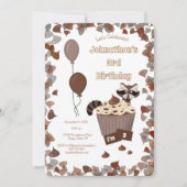 Sneaky Wasbeer & Chocolade Cupcake Verjaardag Kaart (Voorkant)