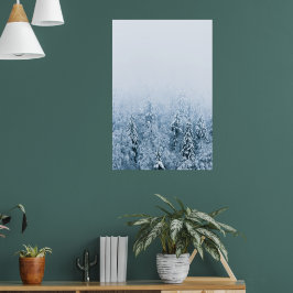 Sneeuw bedekt beuken sparrenbos in mist poster