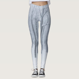 Sneeuw bedekt bevroren bos in de winter leggings