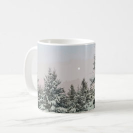 Sneeuw bedekt met pijnbomen koffiemok