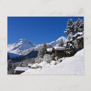 Sneeuw bedekte blokhutten in Zwitserland Briefkaart