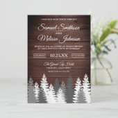 Sneeuw bedekte dennenbomen rustieke houten bruilof kaart (Staand voorkant)