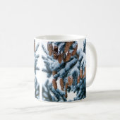 Sneeuw bedekte dennenboughs, naalden en kegels koffiemok (Voorkant rechts)