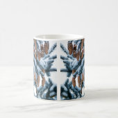 Sneeuw bedekte dennenboughs, naalden en kegels koffiemok (Center)