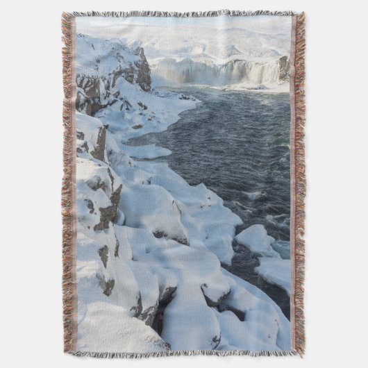 Sneeuw bedekte Godafoss-waterval Deken (Voorkant Verticaal)