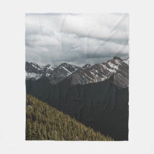 SNEEUW-CAPPED GRAY ROCKY MOUNTAIN ONDER CLOUDY SKY FLEECE DEKEN