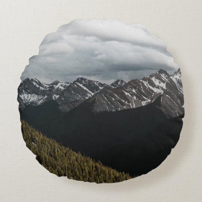SNEEUW-CAPPED GRAY ROCKY MOUNTAIN ONDER CLOUDY SKY ROND KUSSEN (Voorkant)